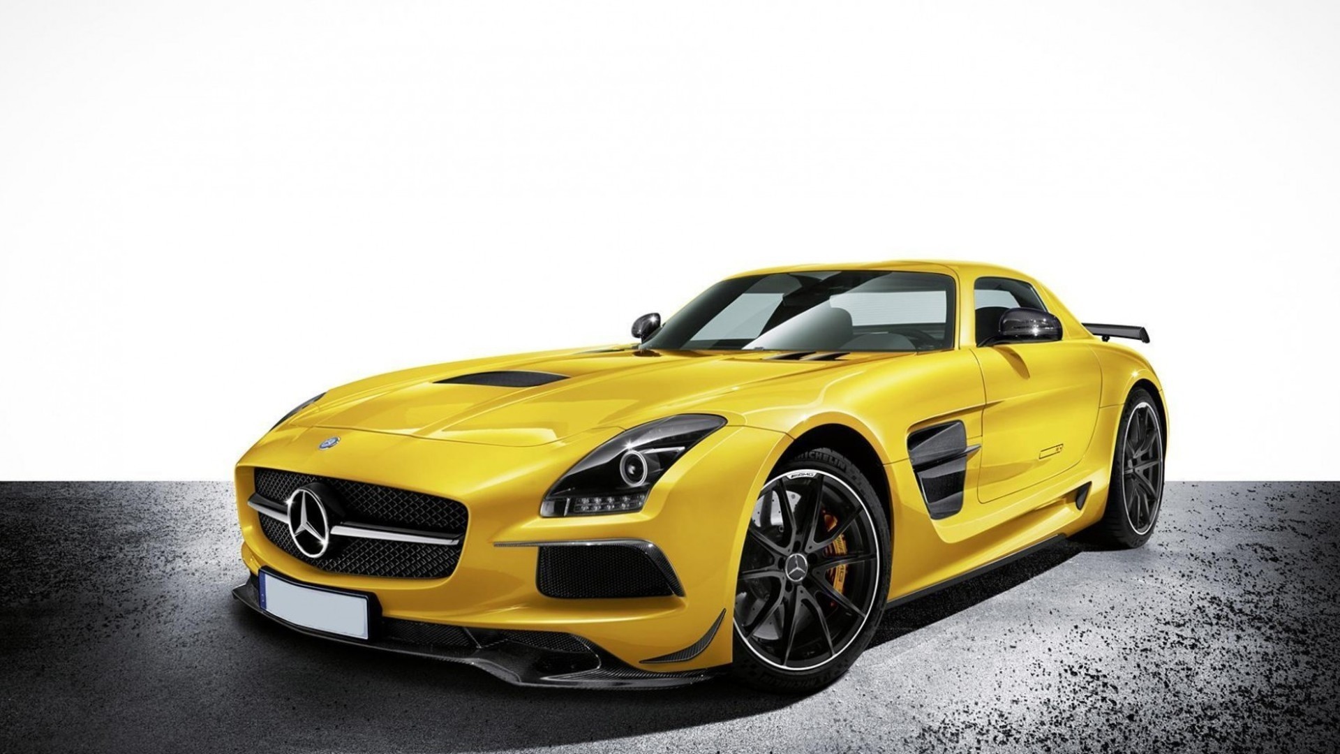 samochód żółty sport białe tło