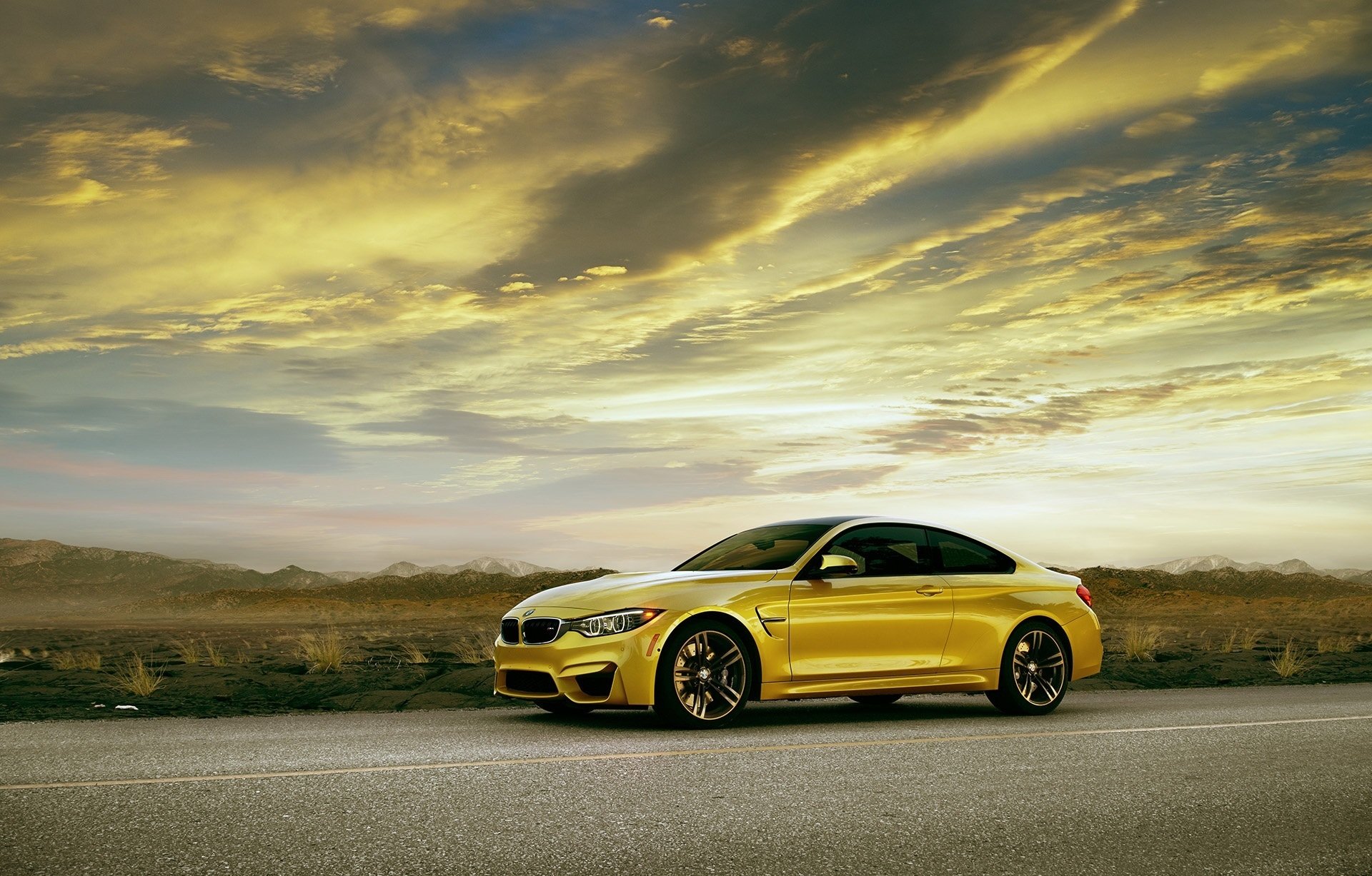 bmw m4 coupé f82 anteriore giallo fotografia automobilistica