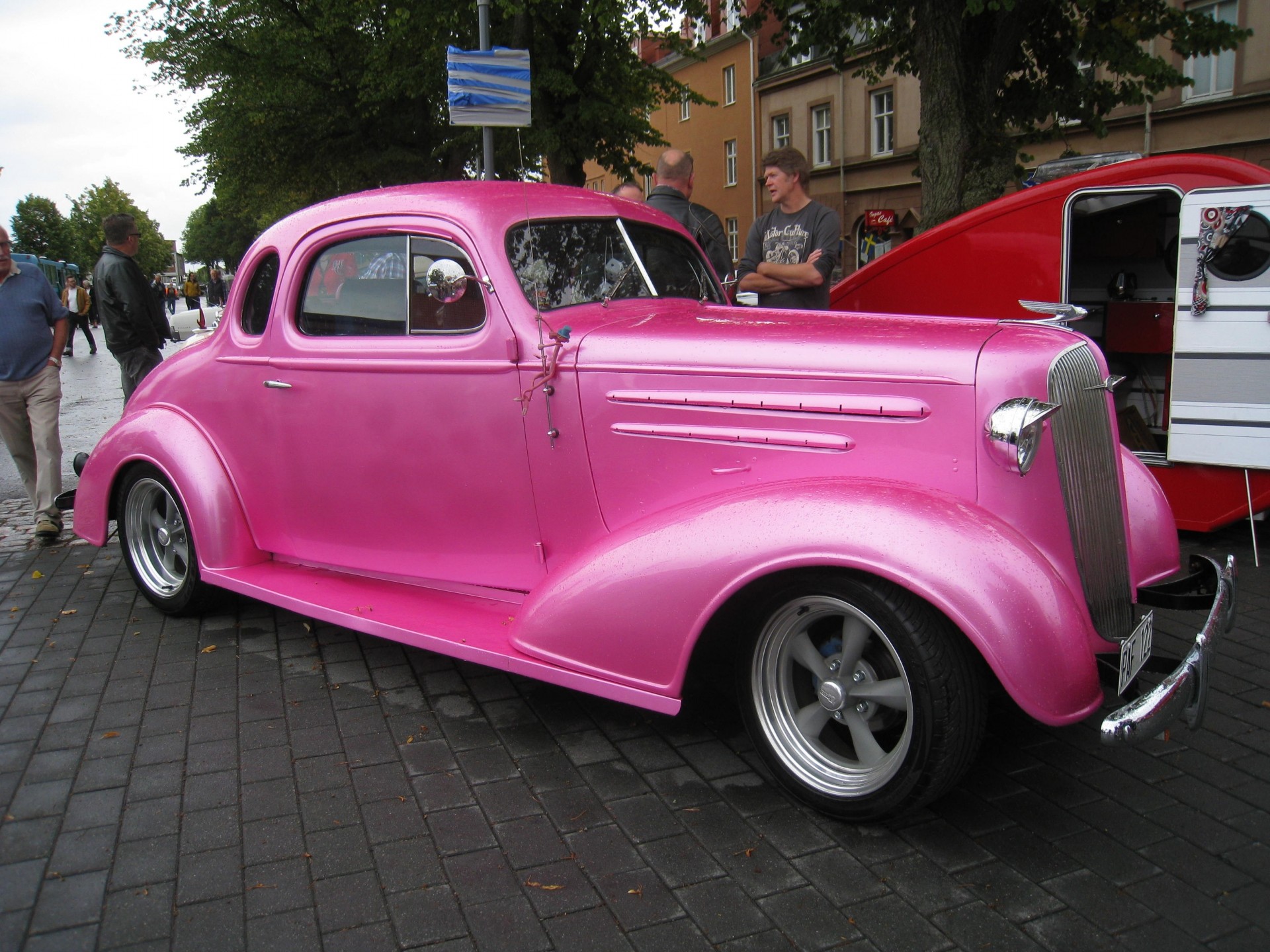 cielo remolque coche palmeras edificio moe rosa hot rod