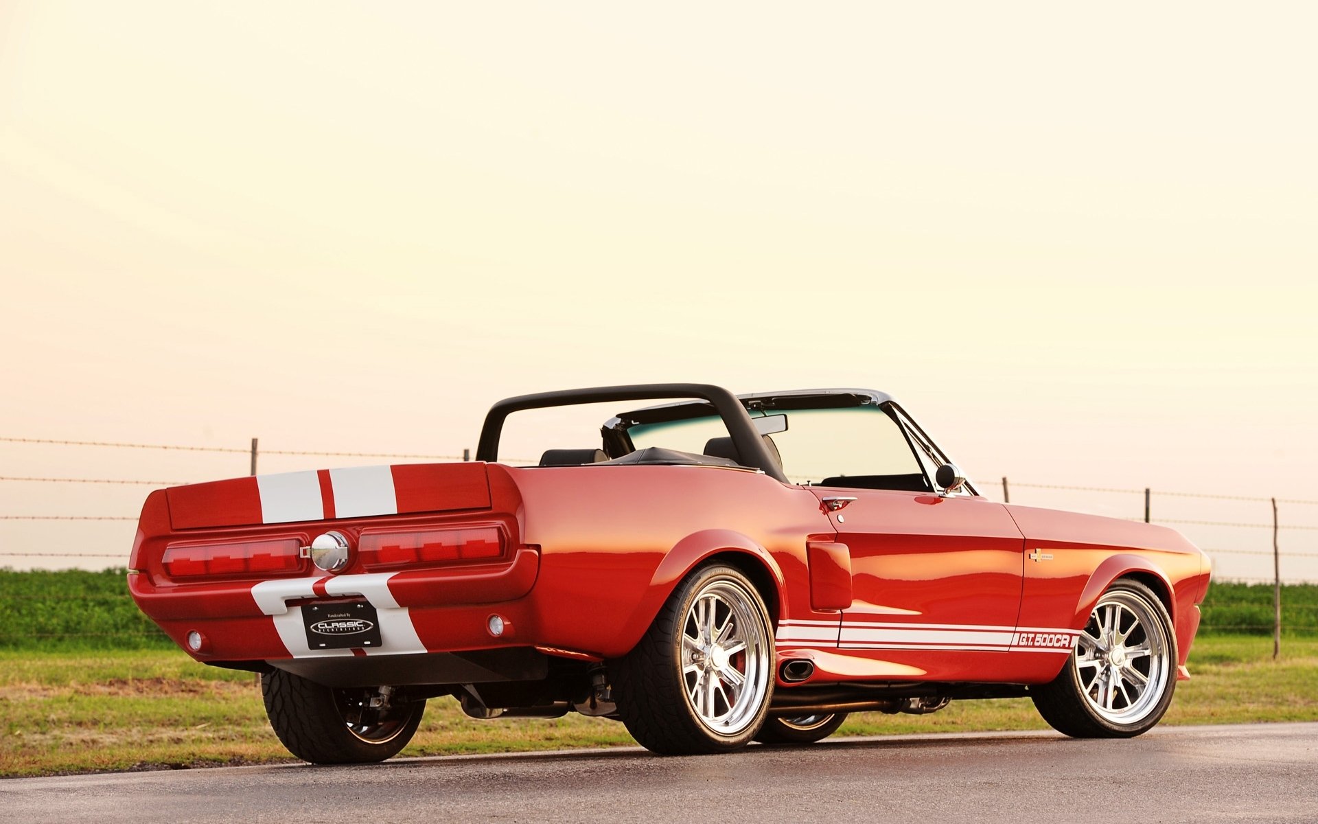 klassische recreations ford mustang shelby gt 500cr cabrio rückansicht tuning rot streifen felgen straße himmel