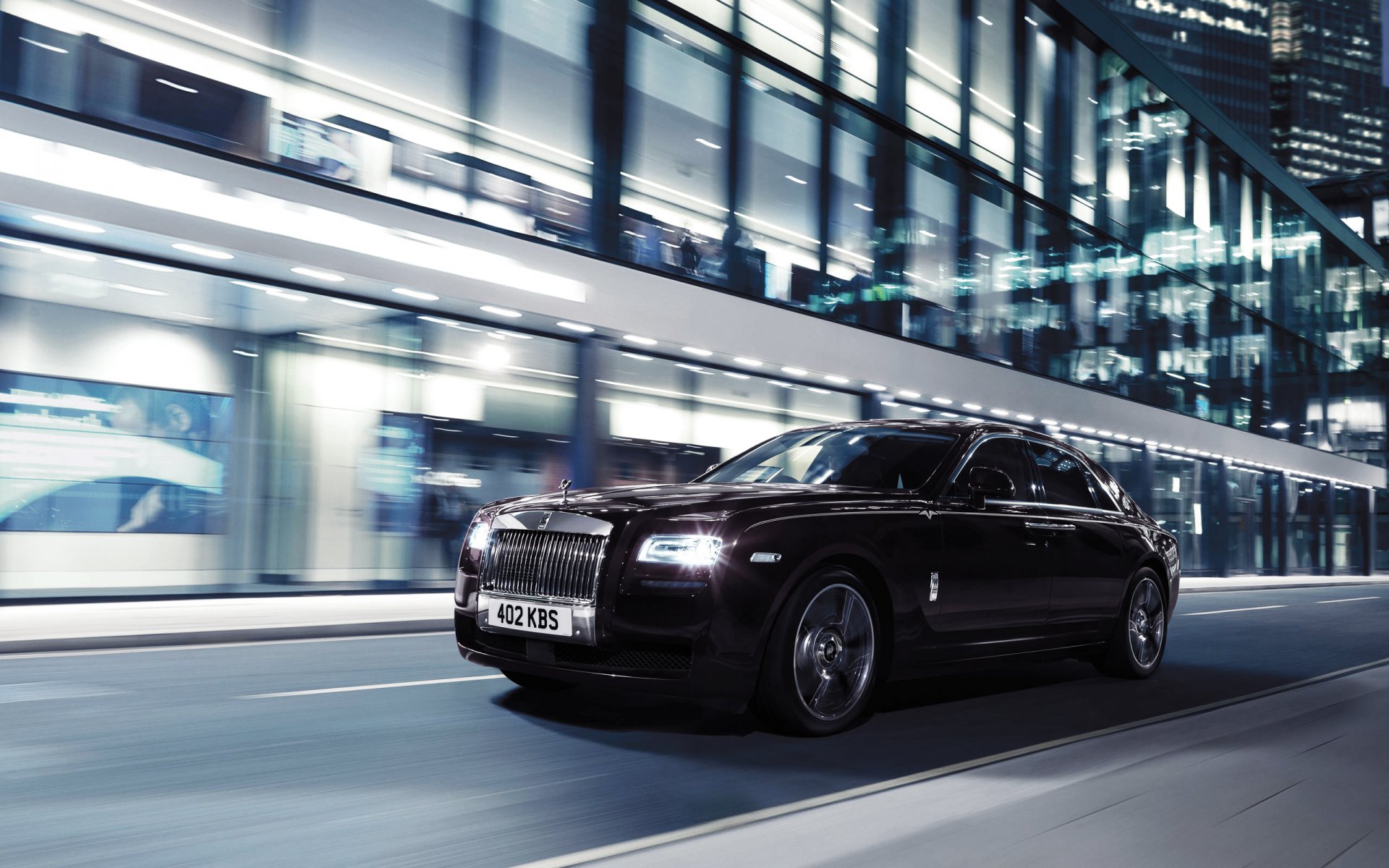 rolls royce ghost v-charakterystyka auto samochód miasto przód noc w ruchu reflektory