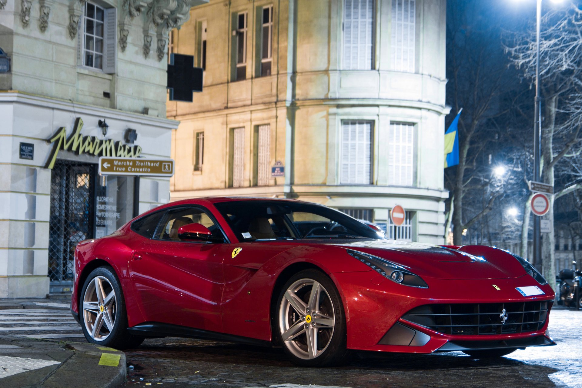 ferrari f12 berlinetta rojo calle edificio noche ferrari berlinetta rojo edificios