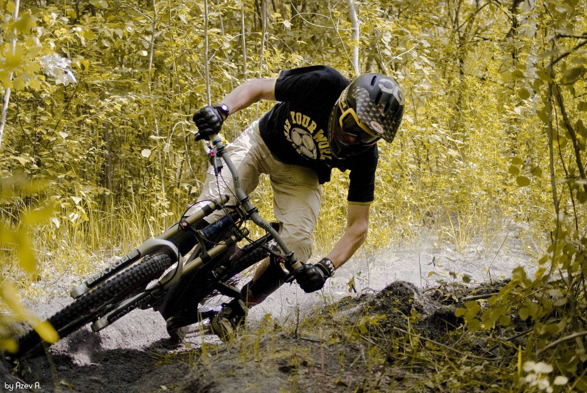 vélo mig forêt route sport arbres fourrés gars velo casque nature inclinaison hommes course vitesse mouvement marais boue vélo