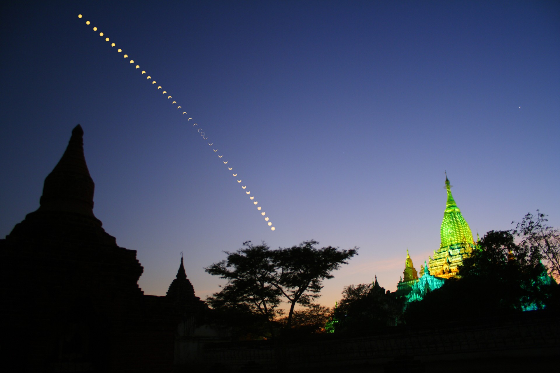 luna noche catedral