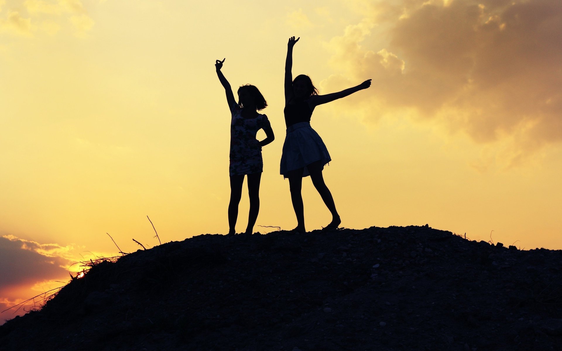 der ter kinder sonnenuntergang mädchen hügel freude silhouetten zwei mädchen abend himmel hände