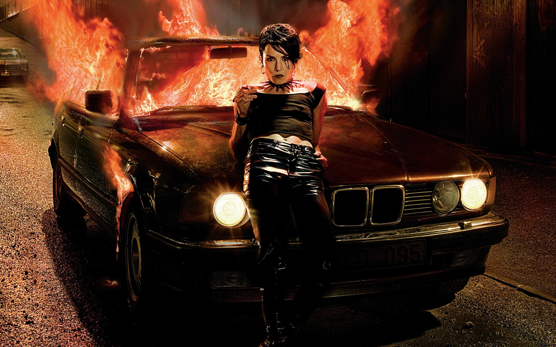 ragazza che ha giocato con il fuoco noomi rapace e32 bmw bmw fuoco ragazza modelli di moda ragazze sguardo automobili automobili auto trasporti film film fiamme luci fari sette serie 7 veicoli donne