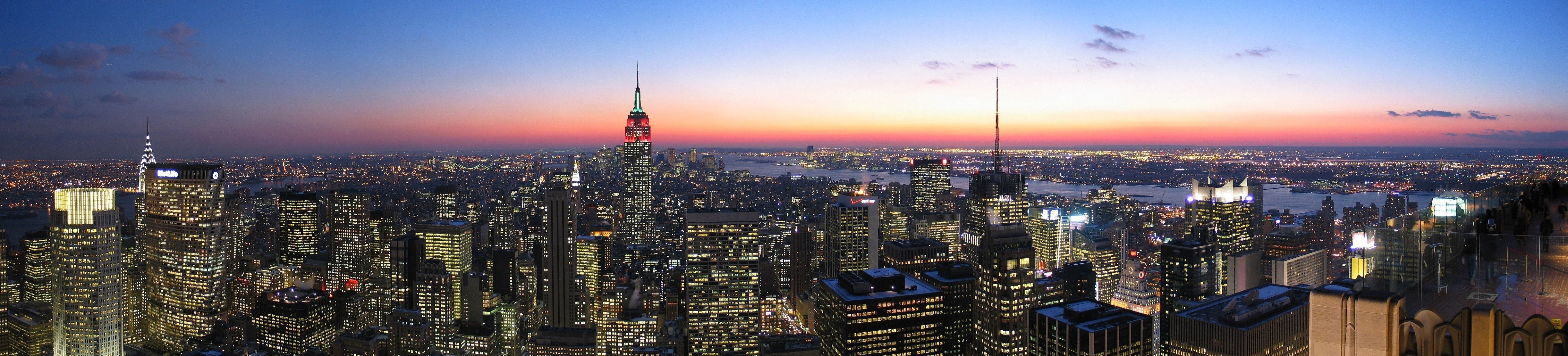 ny multi monitors panorama new york new york city wallpapers metropole usa stadt usa amerika ansicht gebäude häuser wolkenkratzer abend lichter horizont himmel licht in den fenstern neon fluss