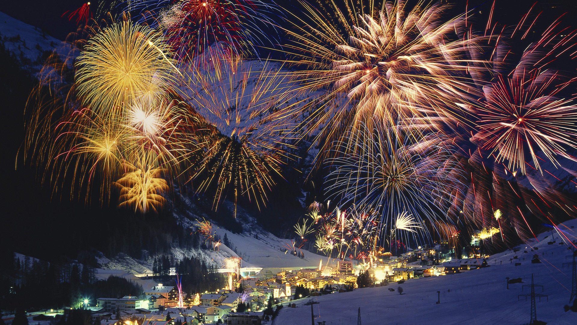 feuerwerk nacht berge winter schnee neujahr urlaub fluss küstenstadt feuerwerk bäume wald schön lichter funken lichter der städte nachthimmel