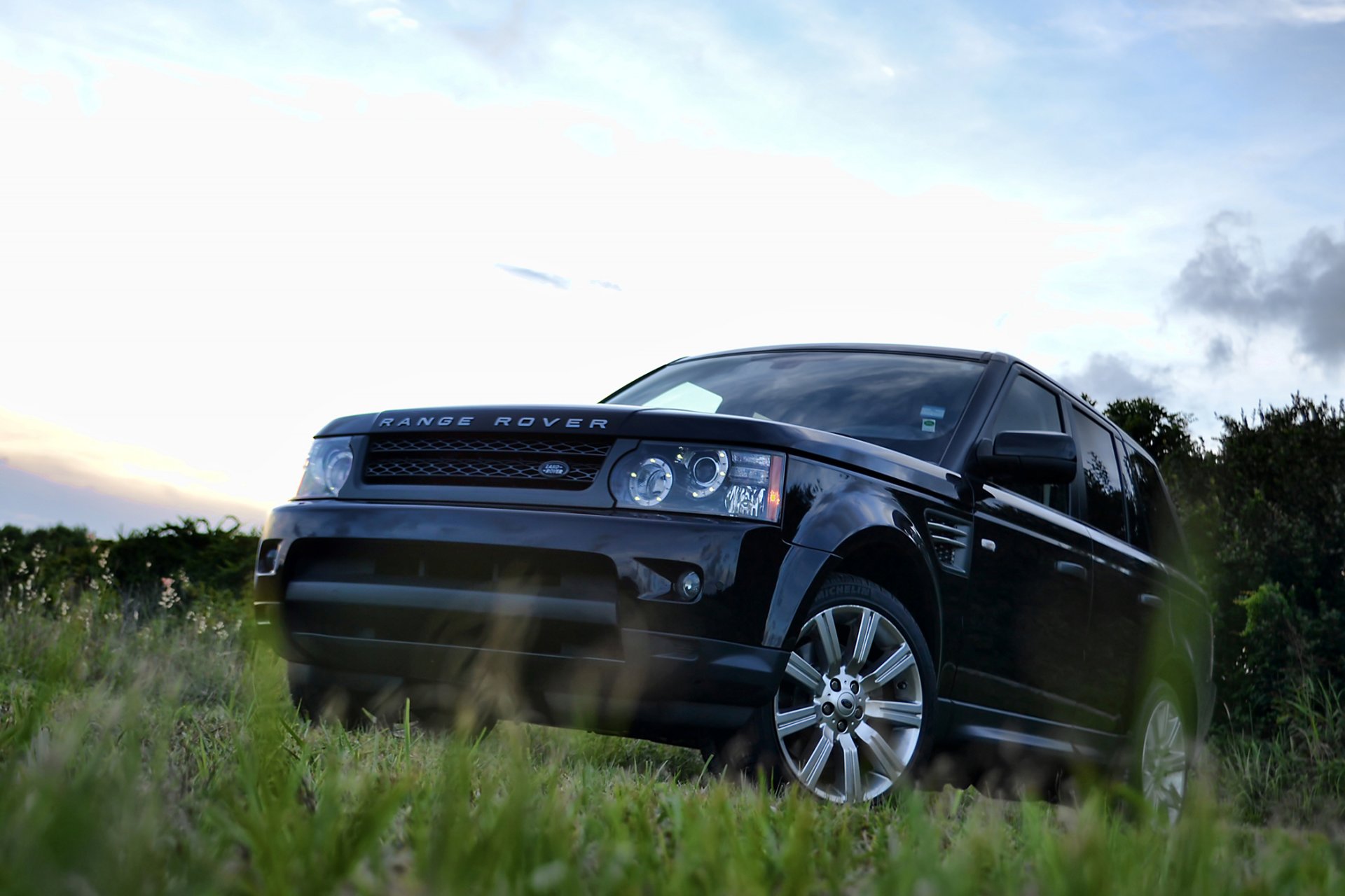 land rover range rover sport schwarz vorne gras himmel baum range rover land rover sport bäume