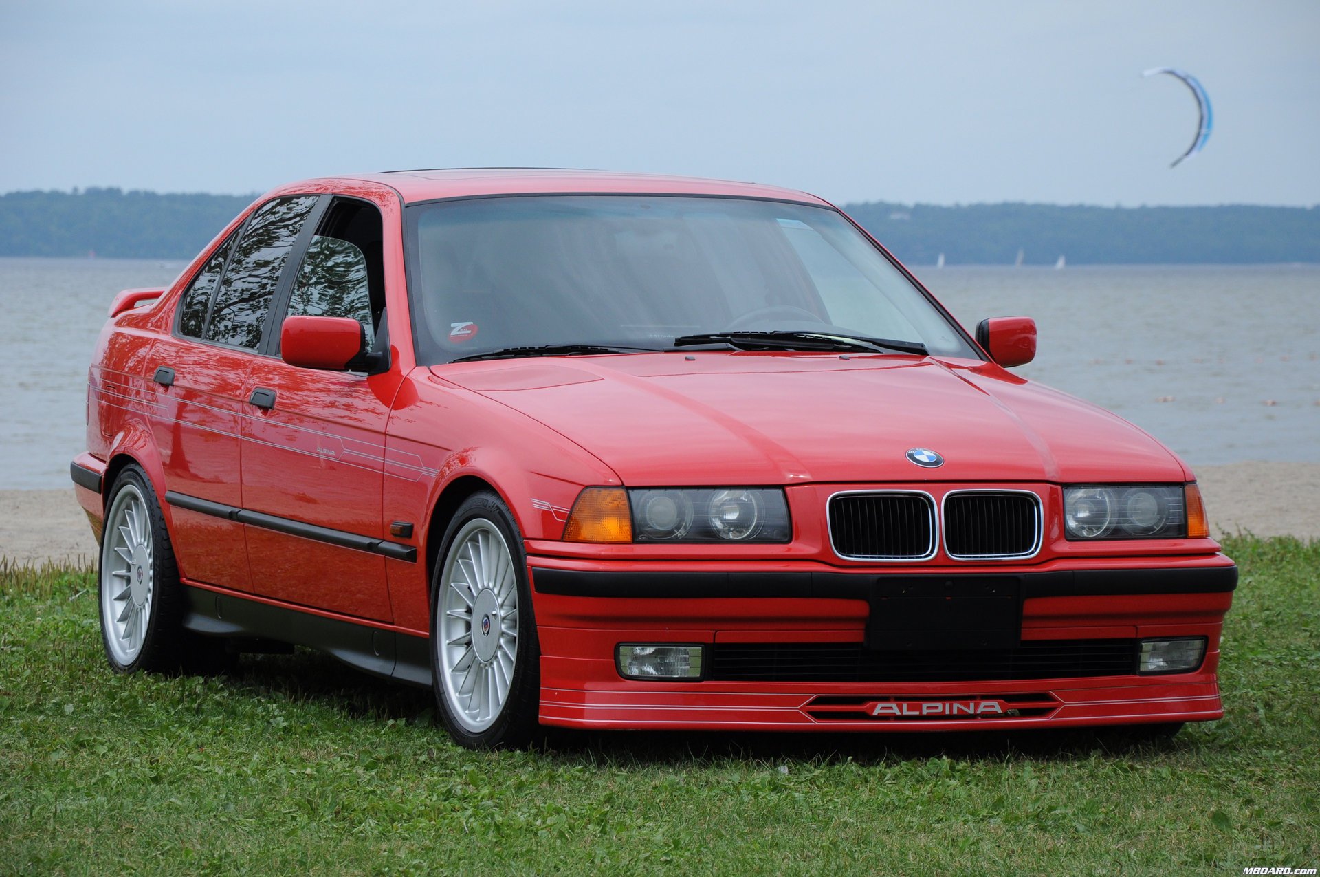 alpina b3 alpina e36 czerwony niemcy bawaria bmw bmw techno design auto czerwone auto samochód niebo samochód transport trawa zieleń trawnik samochody transport samochodowy