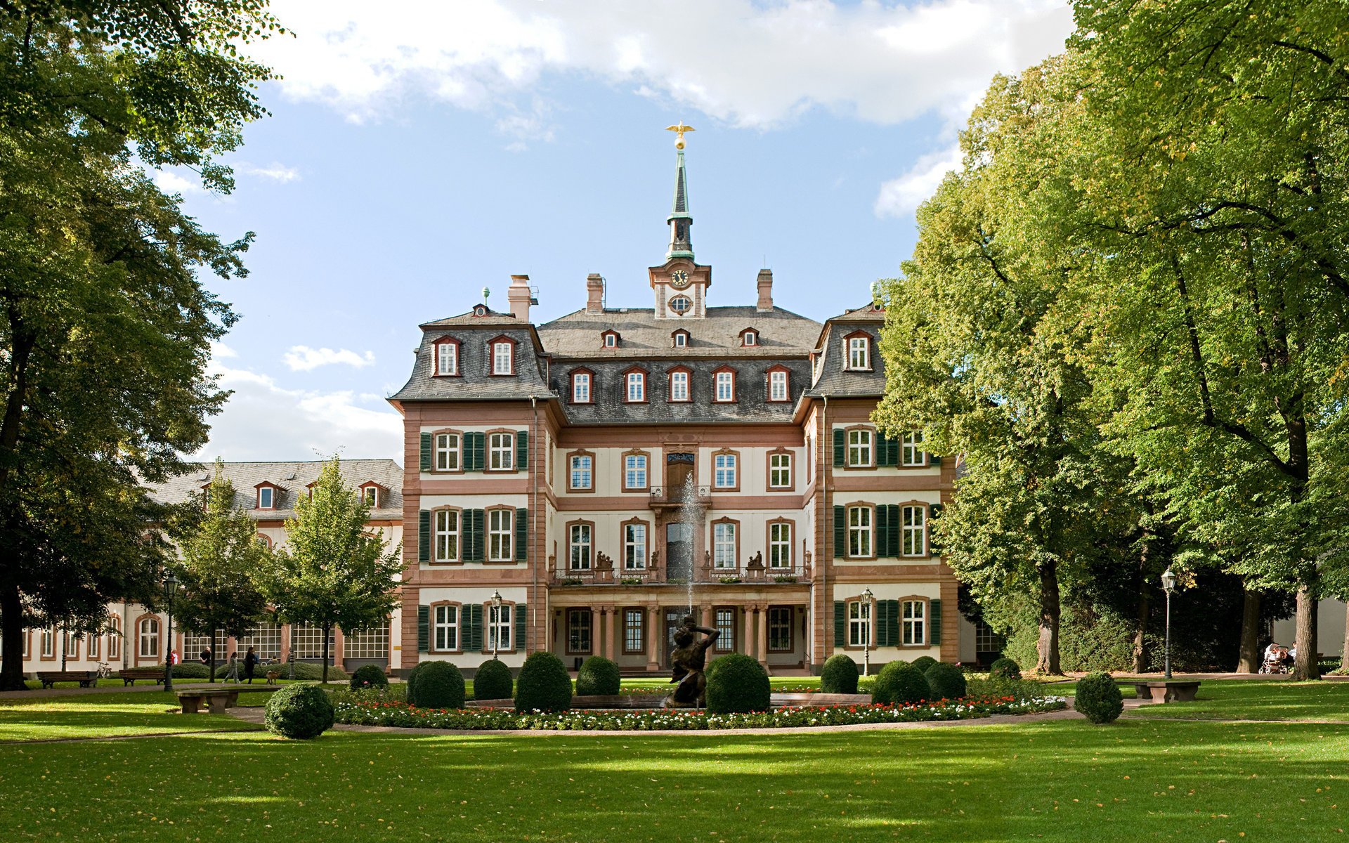 maison fleurs été arbres photo parc jardin architecture herbe bâtiment parterres de fleurs nature manoir parc pelouse verdure fontaine ciel nuages villes