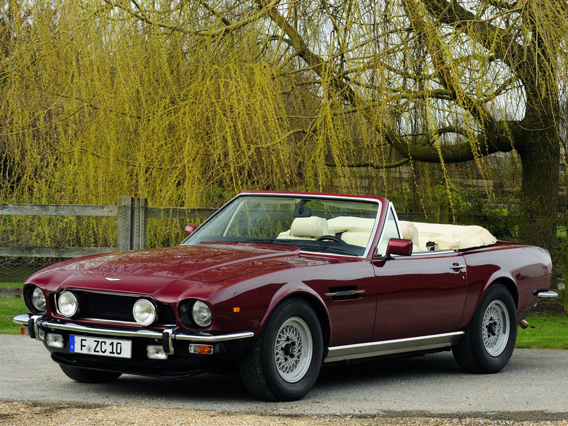 aston martin v8 volante cabriolet aston martin beau