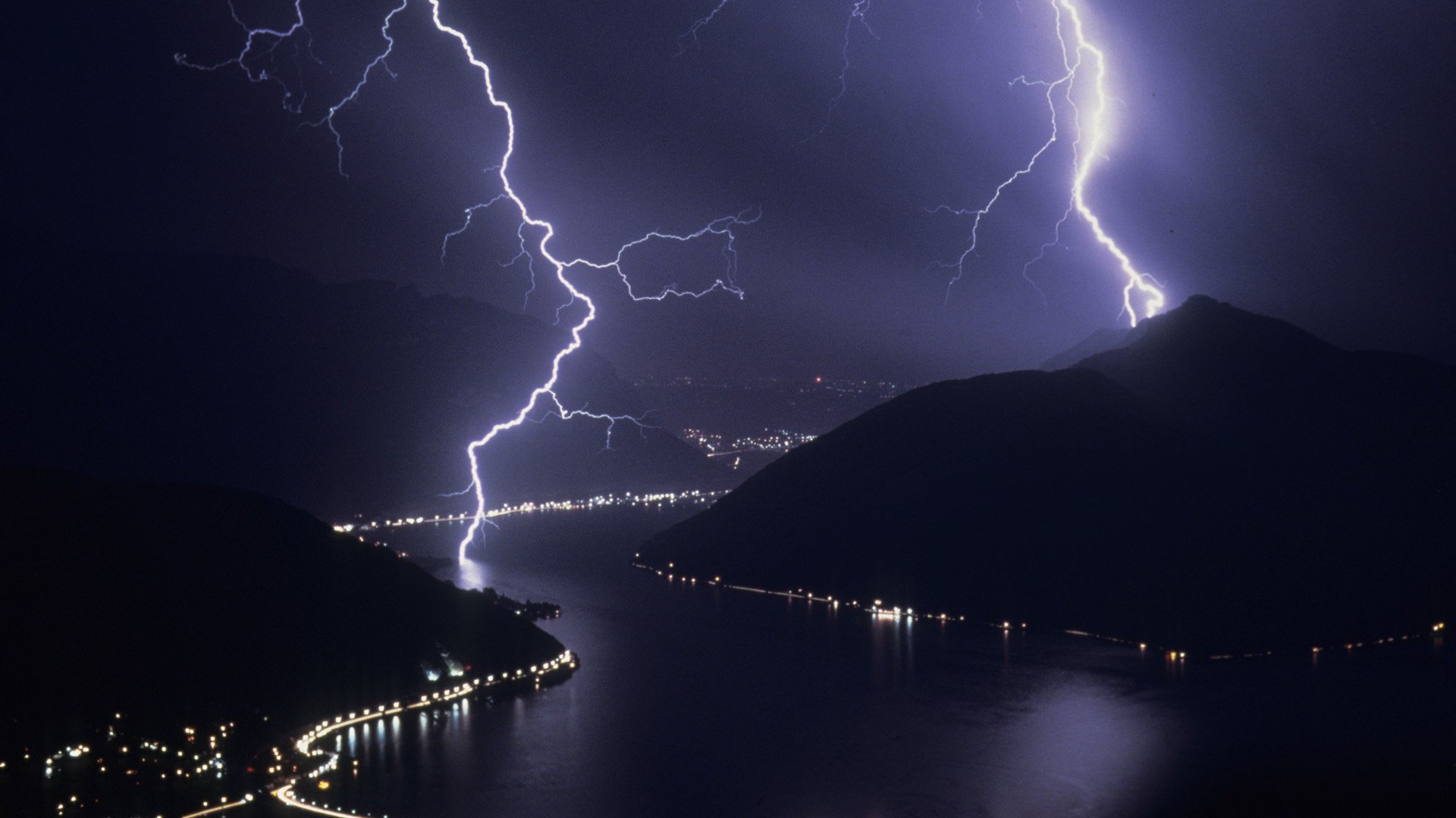 belleza nocturna sinuoso río relámpago tormenta eléctrica ciudad río cielo noche luces montañas descargas paisaje elemento naturaleza superficie agua cielo nocturno luces de la ciudad