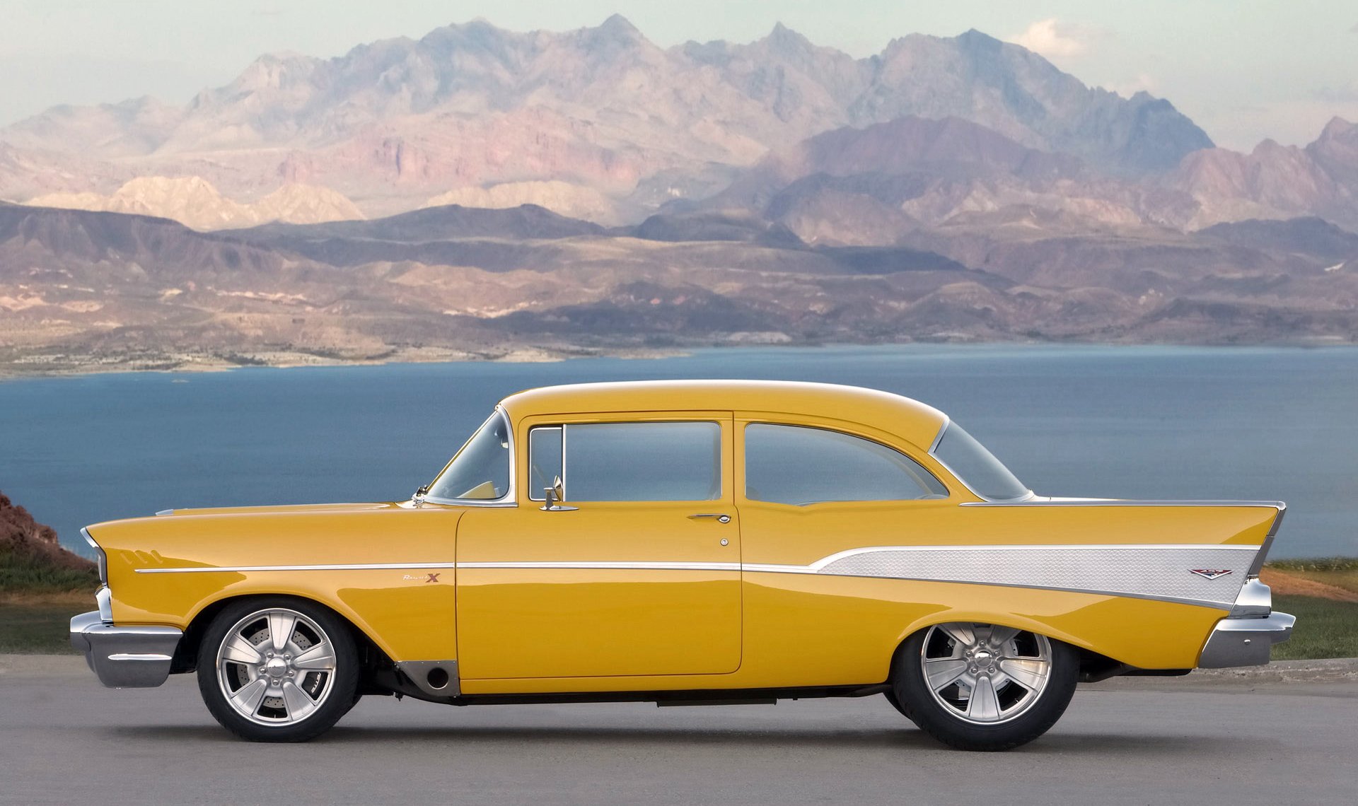 chevrolet projet de voiture rétro jaune vue latérale montagne lac jour