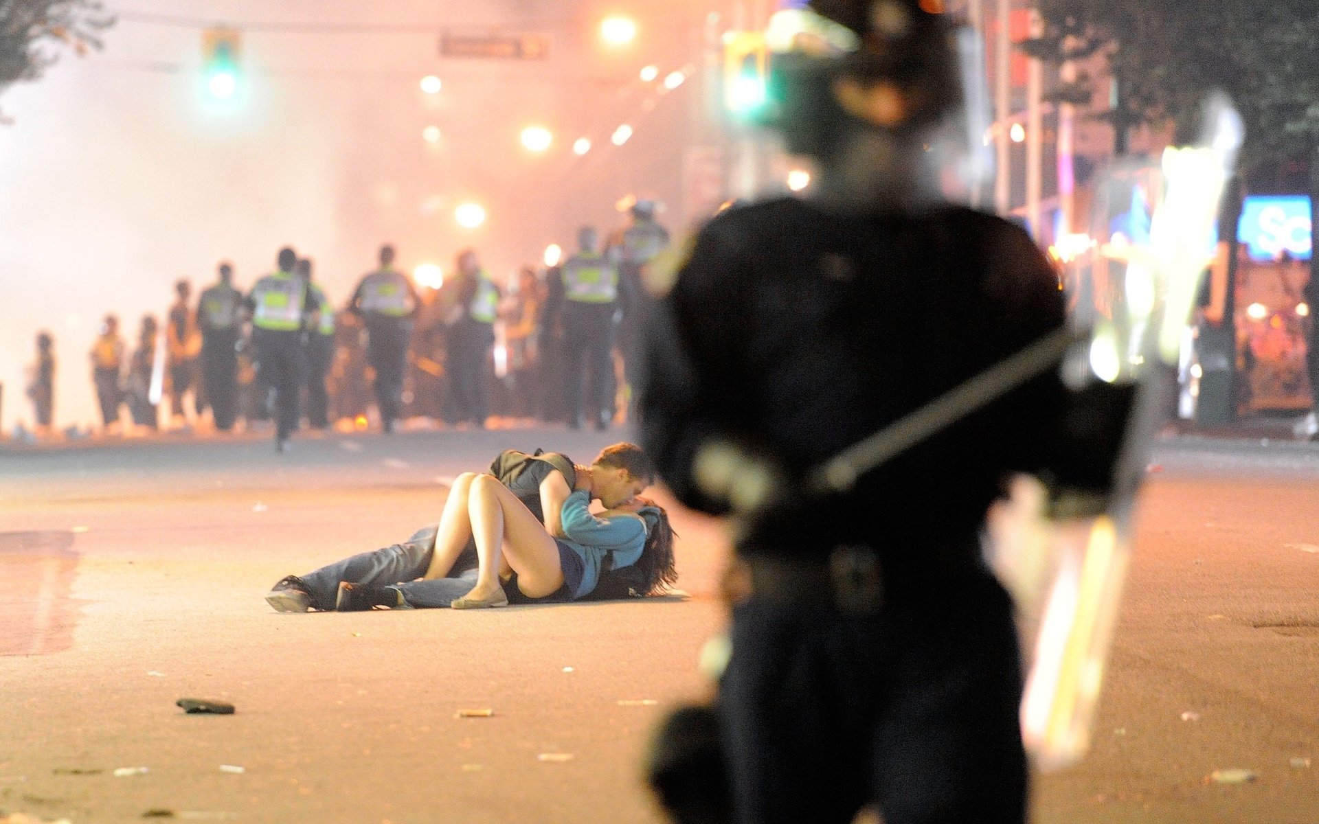 cook ket amore bacio folla passione amanti coppia due abbracci sentimenti asfalto città strada