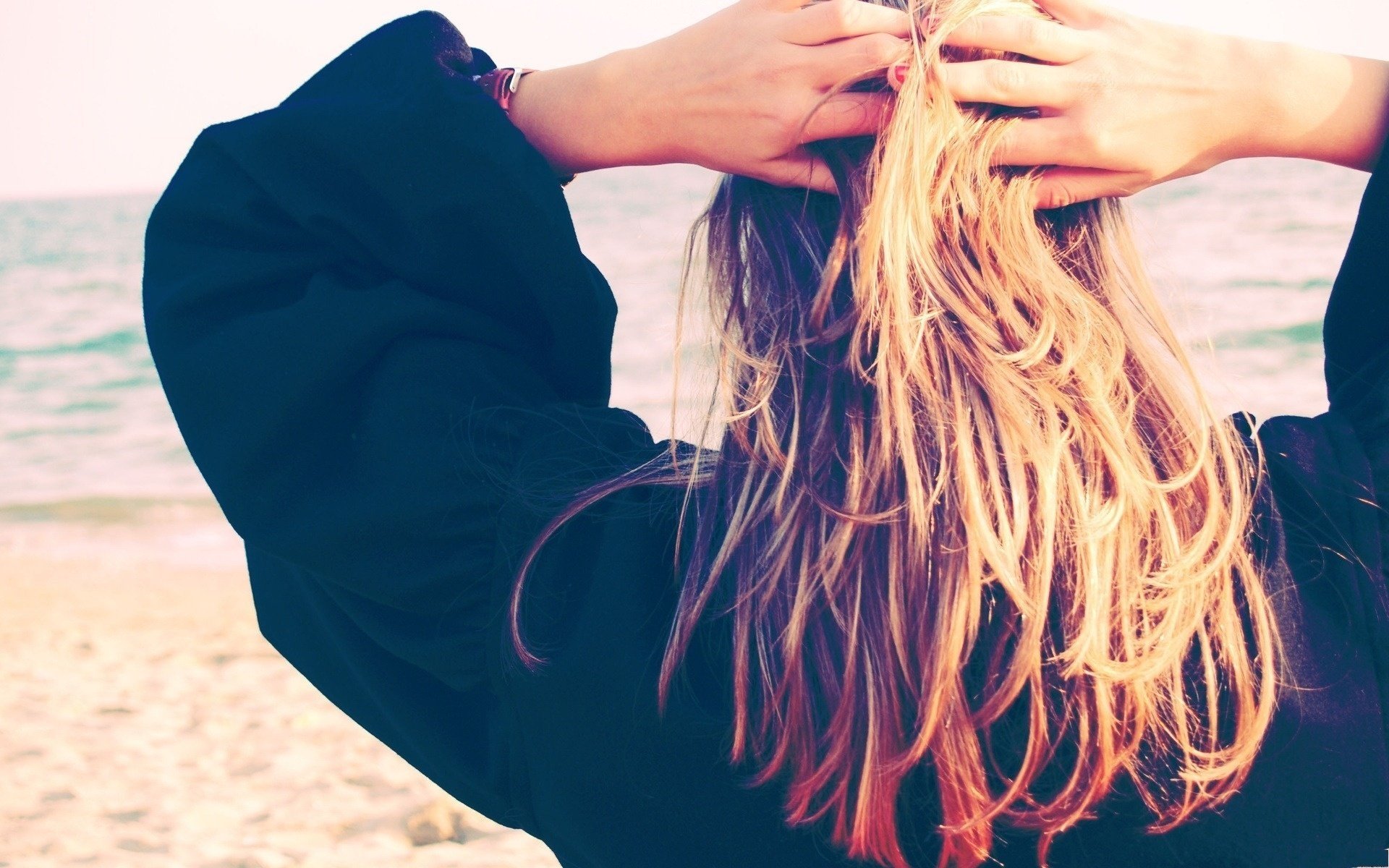 kochen käthe mädchen blond haare hände rückansicht strand natur ufer stimmung frauen