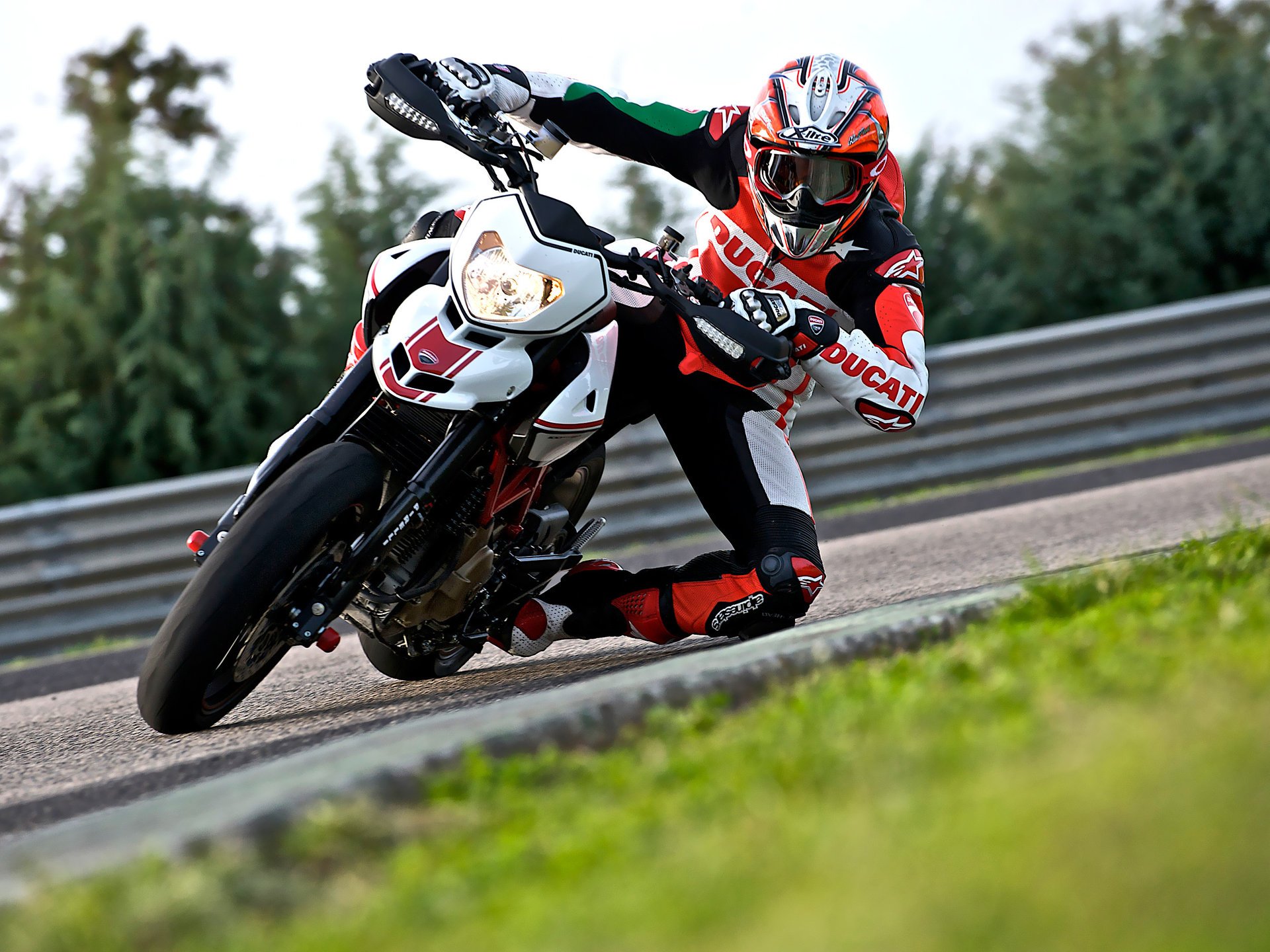 ducati hypermotard 1000 sp ducati ducati włochy design techno motocykl moto motobike sport wyścigi motosport mężczyźni evo dirt supermoto supermoto mototransport