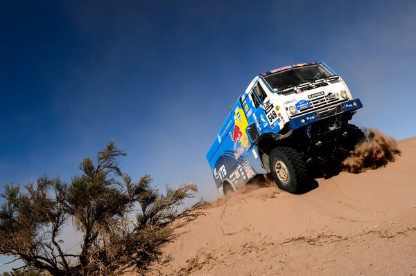 Le camion a quitté la route dans le sable