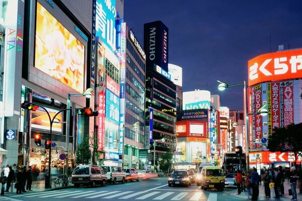 Luces de la ciudad nocturna en Japón