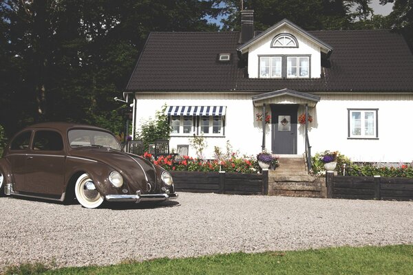 Volkwagen Beetle se trouve dans la cour d un chalet d un étage