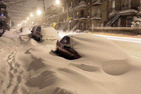 Coches arrastrados por la nieve