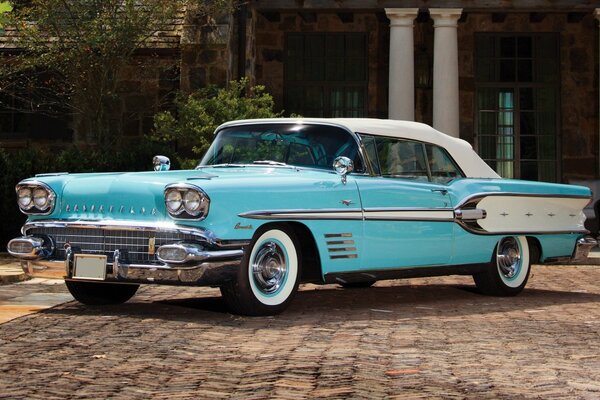 Un convertible clásico de 1958 sobre un hermoso telón de fondo