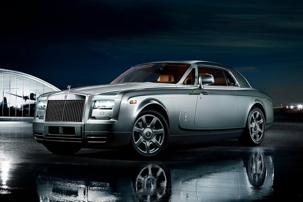 Grigio Rolls Royce, in aeroporto, visualizzazione sulla strada