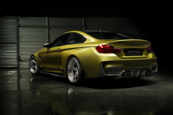 Voiture de forme simplifiée bmw couleur jaune