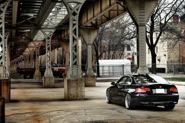 Voiture noire sous le pont de fer