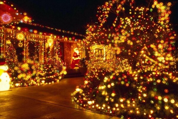 Casa decorada con guirnaldas. Año Nuevo