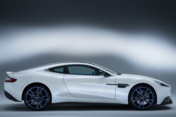 Seitenansicht eines weißen Aston Martin