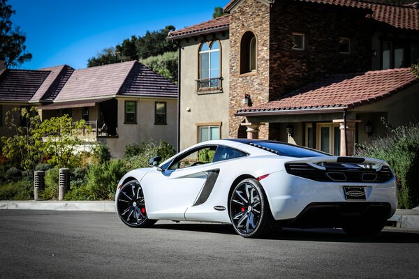 Тюнинговый суперкар mclaren mp4-12c на улицах города