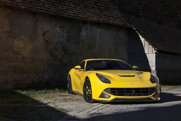 Ferari di colore giallo novitek