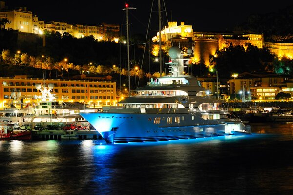 Yacht bianco sullo sfondo del Monte Carlo serale