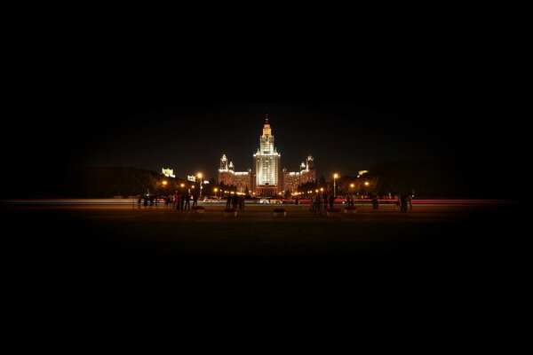 Mosca Università Statale di Mosca di notte nelle luci