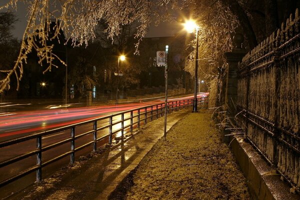 Miasteczko nocne. Chodnik nocą