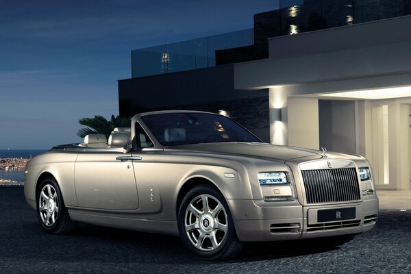 Rolls Royce, folding car roof, large radiator grille