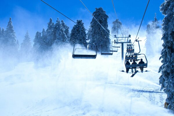 Snowboarder-Lift zum schneebedeckten Berg