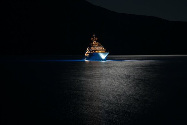 Schneeweiße große Yacht im Nachtmeer