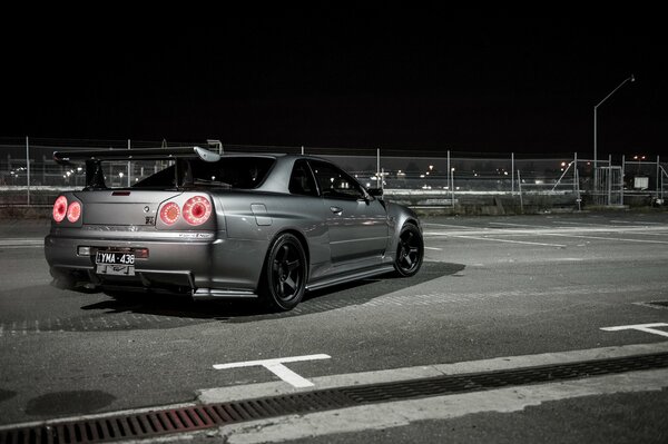 Voiture de course grise avec spoiler sur le coffre