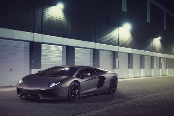Lamborghini Aventador en medio de las afueras nocturnas