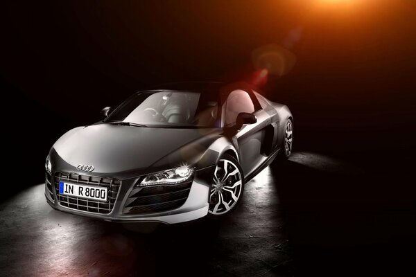 Srebrne Audi R8 z odblaskiem na masce