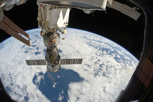 Stazione Soyuz sullo sfondo del pianeta Terra nello spazio aperto