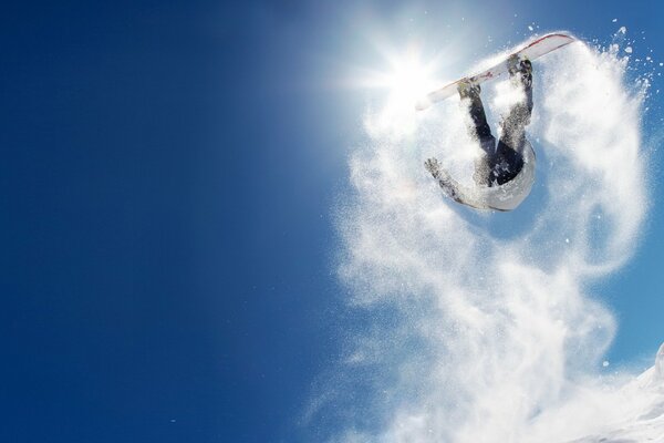 Snowboardersprung in den schneebedeckten Bergen