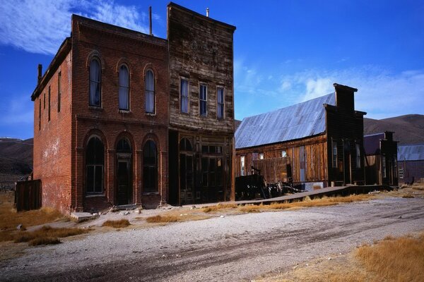 Gebäude einer verwüsteten Geisterstadt in Amerika