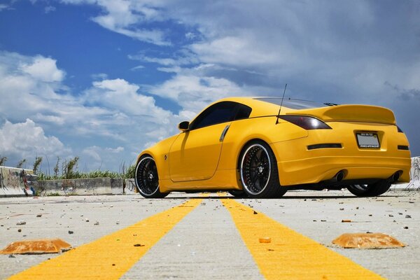 Voiture fraîche de jaune