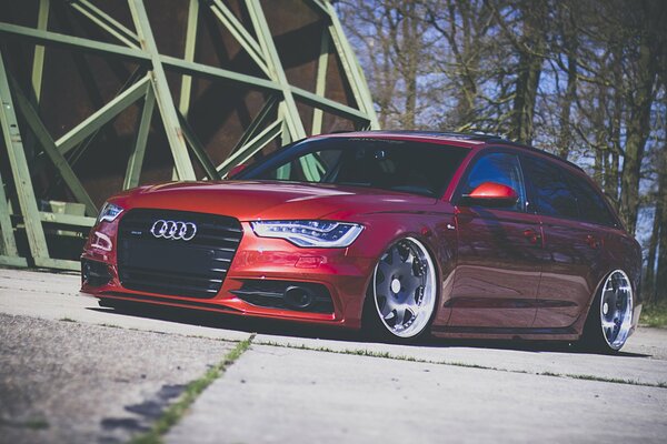 Audi deportivo rojo al lado del edificio de la cúpula