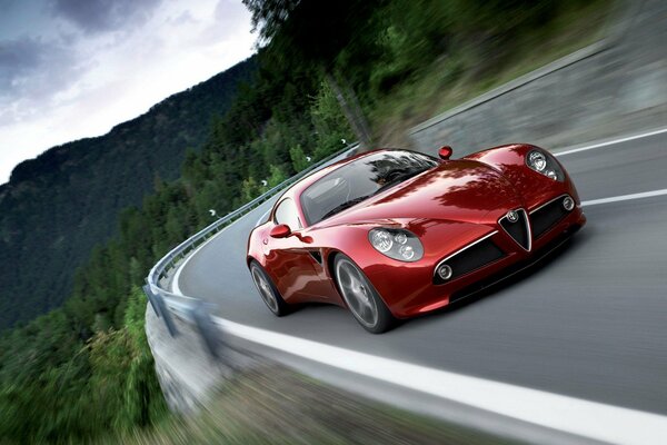 Alfa Romeo 8C rojo en el fondo de la carretera de montaña