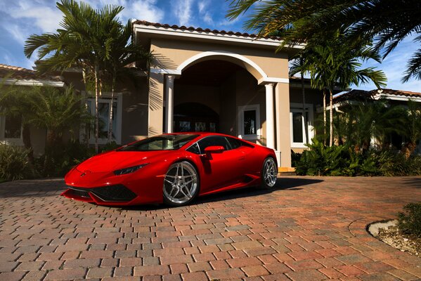 Красный Lamborghini рядом с белой аркой