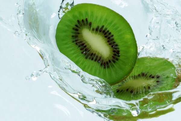 Kiwi slices in motion in the water